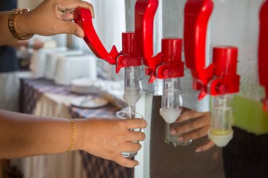 Soğuk su tankı musluğunu açar.