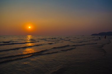 Gün batımından önce gökyüzü ve sahil