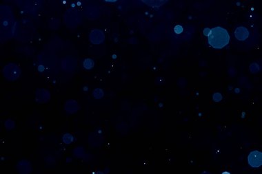 Siyah arkaplan ile soyut bulanık mavi parlayan bokeh
