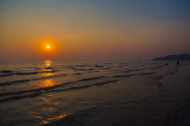 Gün batımından önce gökyüzü ve sahil