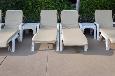 Turistler için havuz kenarında dinlenmek için güneşlik..