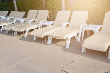 Turistler için havuz kenarında dinlenmek için güneşlik..