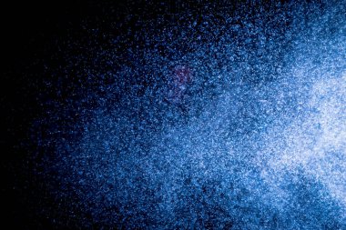 Siyah arkaplanda mavi bokeh