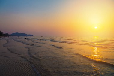 Gün batımından önce gökyüzü ve sahil