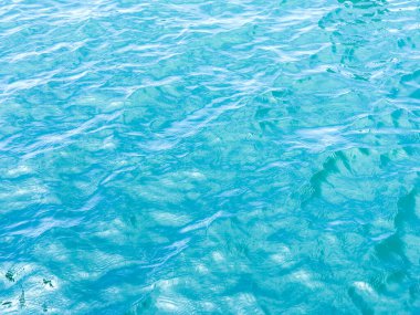 Su yüzeyi arka planında yansıma