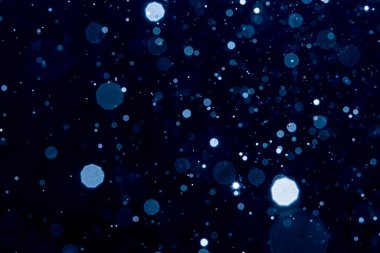 Siyah arkaplan ile soyut bulanık mavi parlayan bokeh