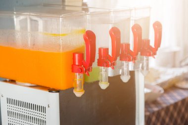 Kutuda portakal suyu ve su ve parti için masada bardaklar.