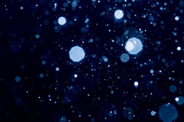 Siyah arkaplan ile soyut bulanık mavi parlayan bokeh