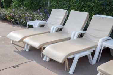 Turistler için havuz kenarında dinlenmek için güneşlik..