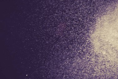 Siyah arkaplanda mavi bokeh