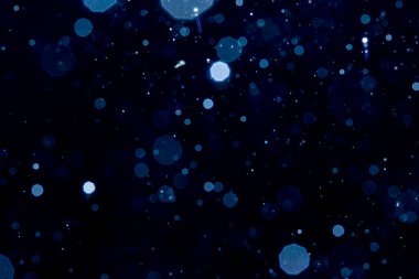 Siyah arkaplan ile soyut bulanık mavi parlayan bokeh