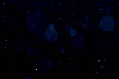 Siyah arkaplan ile soyut bulanık mavi parlayan bokeh