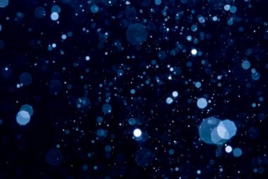 Siyah arkaplan ile soyut bulanık mavi parlayan bokeh