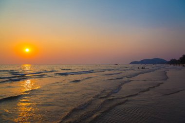 Gün batımından önce gökyüzü ve sahil