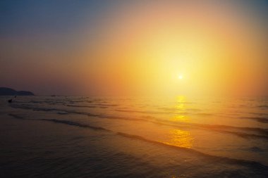 Gün batımından önce gökyüzü ve sahil