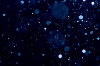 Siyah arkaplan ile soyut bulanık mavi parlayan bokeh