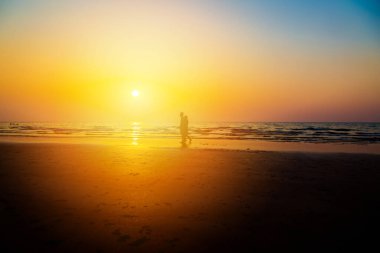 Gün batımından önce sevgilileri ve kumsalı sustur