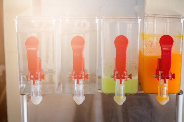 Kutuda portakal suyu ve su ve parti için masada bardaklar.