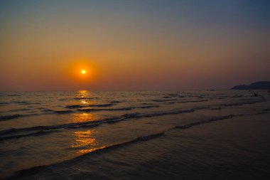 Gün batımından önce gökyüzü ve sahil