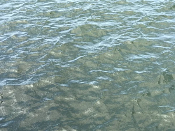 Su yüzeyi arka planında yansıma