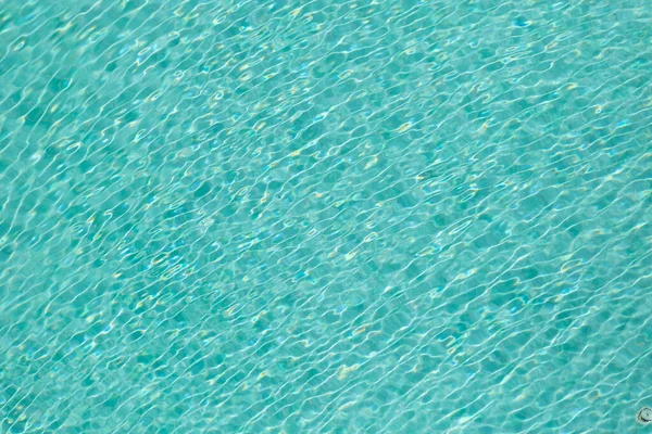 Mavi havuz arka planında ışık dalgası yansıması
