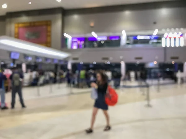 Imagen Borrosa Muchas Personas Mostrador Del Aeropuerto Prepararse Para Viajar — Foto de Stock