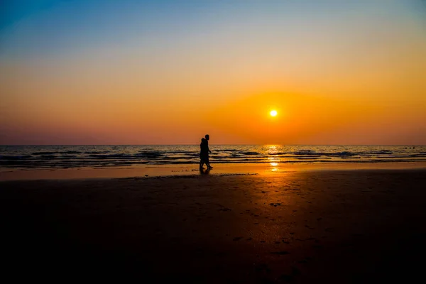 Gli Amanti Del Silenzio Spiaggia Prima Del Tramonto Sfondo — Foto Stock