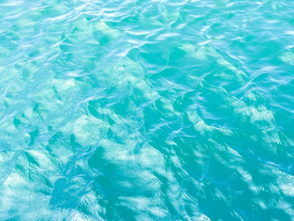 Su yüzeyi arka planında yansıma