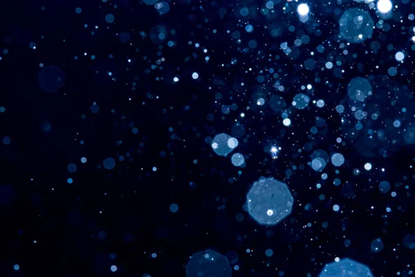 Siyah arkaplan ile soyut bulanık mavi parlayan bokeh
