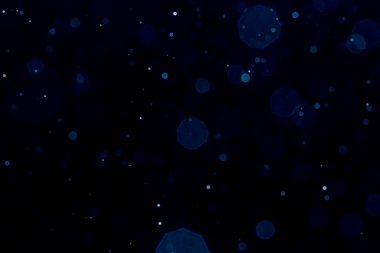 Siyah arkaplan ile soyut bulanık mavi parlayan bokeh