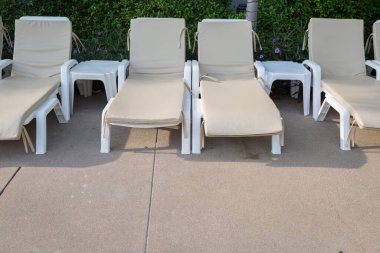 Turistler için havuz kenarında dinlenmek için güneşlik..