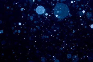 Siyah arkaplan ile soyut bulanık mavi parlayan bokeh