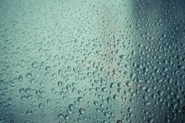 Pencere camındaki su damlası, siyah zemin.