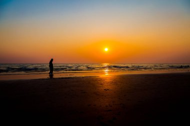 Gün batımından önce sevgilileri ve kumsalı sustur