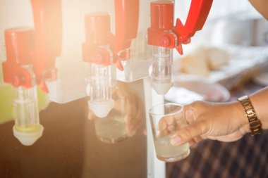 Soğuk su tankı musluğunu açar.