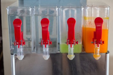 Kutuda portakal suyu ve su ve parti için masada bardaklar.