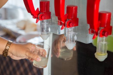 Soğuk su tankı musluğunu açar.