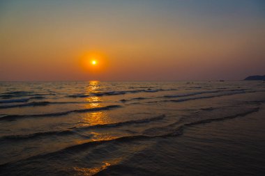 Gün batımından önce gökyüzü ve sahil