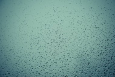 Pencere camındaki su damlası, siyah zemin.