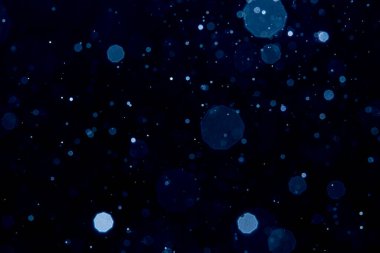 Siyah arkaplan ile soyut bulanık mavi parlayan bokeh