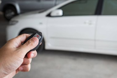 Otoparkın arka planında el ele tutuşan uzaktan kumanda