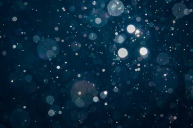 Noel arkaplanı için soyut mavi ışık bulanık bokeh halkaları