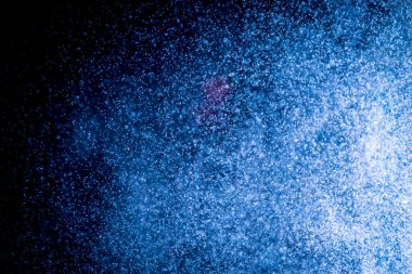 Siyah arkaplanda mavi bokeh