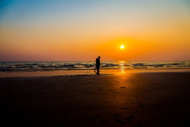 Gün batımından önce sevgilileri ve kumsalı sustur