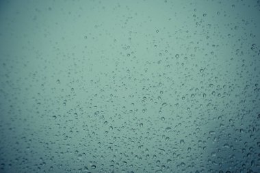 Pencere camındaki su damlası, siyah zemin.