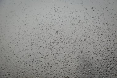 Pencere camındaki su damlası, siyah zemin.