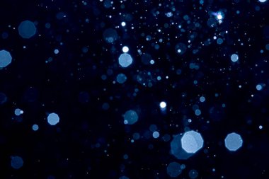 Siyah arkaplan ile soyut bulanık mavi parlayan bokeh