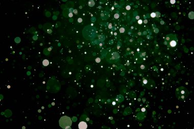 Siyah arkaplan ile soyut bulanık yeşil bokeh