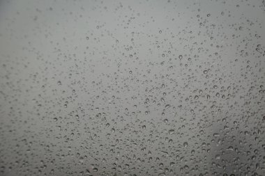 Pencere camındaki su damlası, siyah zemin.