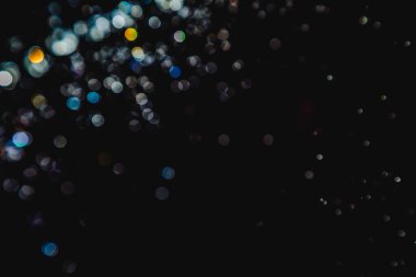 siyah arka plan üzerinde renkli bokeh